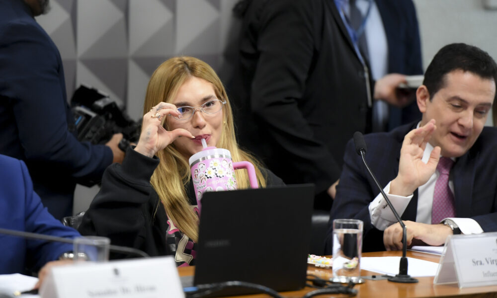 Carol Castro critica escolha de Virgínia Fonseca como rainha de bateria