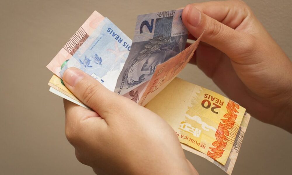 Com apenas dois dias restantes para o término do prazo de entrega da Declaração do Imposto de Renda Pessoa Física (IRPF), cerca de 10,2 milhões de contribuintes ainda não regularizaram suas contas com o Leão. Até às 18h da quarta-feira (28), a Receita Federal registrou o envio de 35.977.494 declarações, o que equivale a 77,87% do total projetado para este ano.