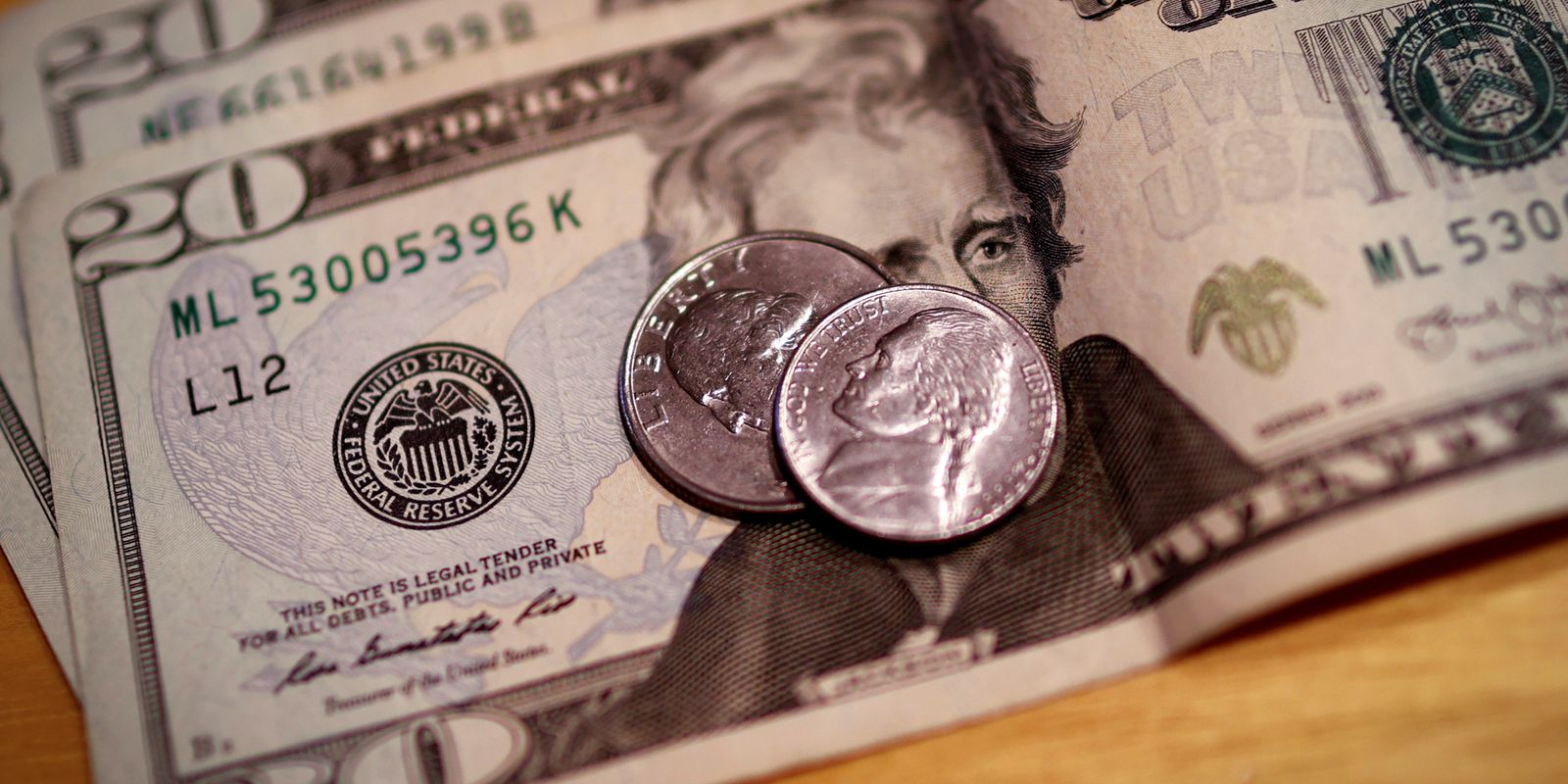 Economia brasileira em recuperação: Dólar despenca e ações sobem
