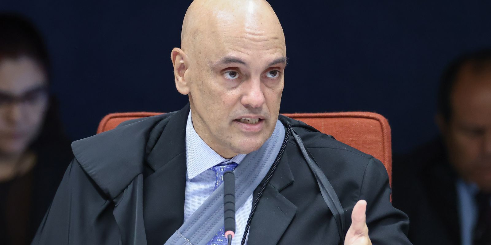Ministro do STF Analisa Violação das Redes Sociais por Jair Bolsonaro