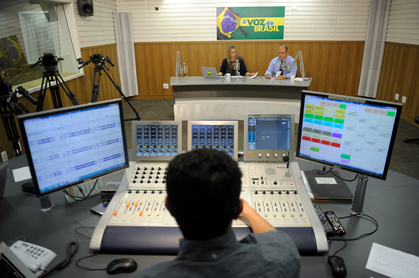 Homenagem aos 90 Anos de "A Voz do Brasil": Uma Celebração da Comunicação Pública