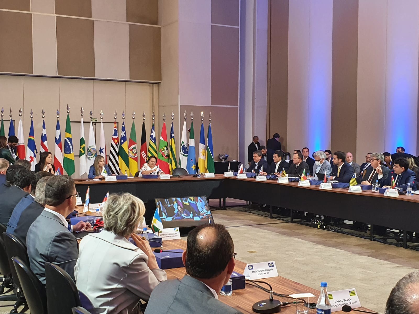 Governadores se Reúnem para Discutir Tarifas dos EUA: Possíveis Consequências e Ações Estratégicas