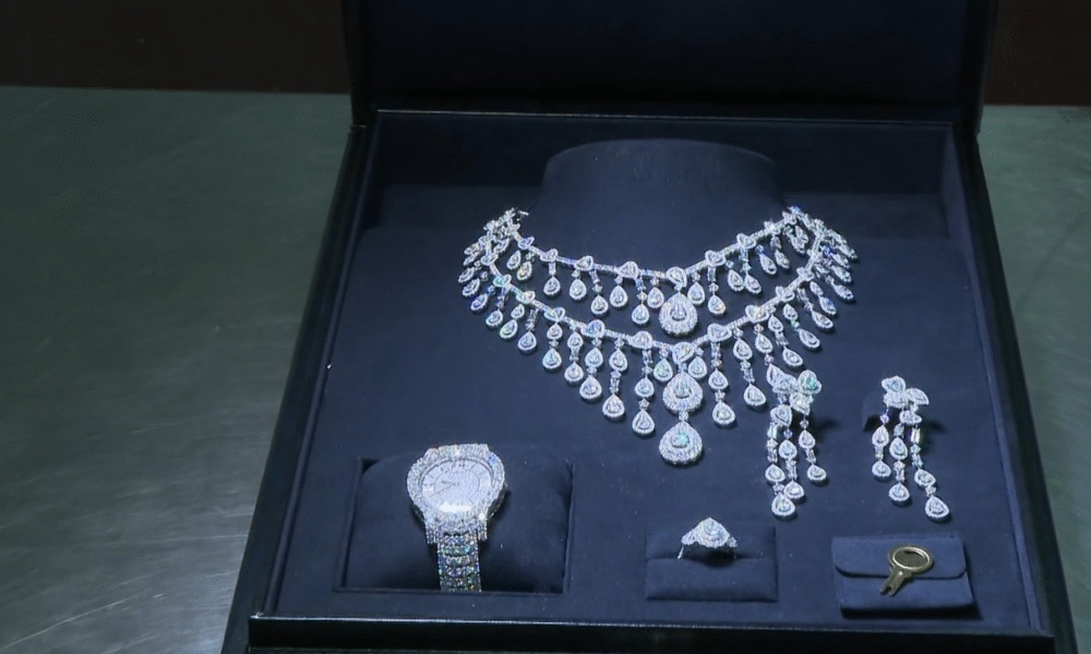 Ex-ministro de Minas e Energia é punido por caso de joias sauditas