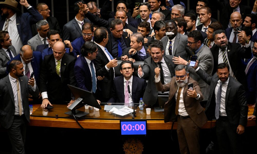 Câmara dos Deputados Propõe Mudanças no Regimento Interno para Penalizar Ações que Impedem o Funcionamento Legislativo