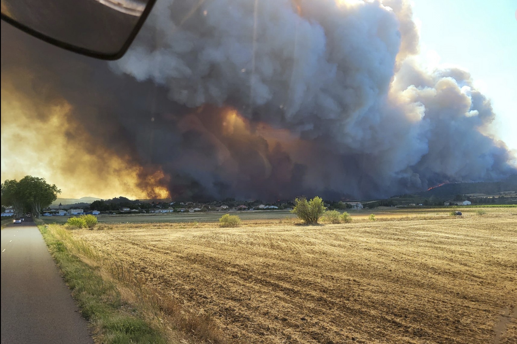 Incêndio Florestal em Ribaute: Bombeiros Enfrentam Desafios nas Chamas