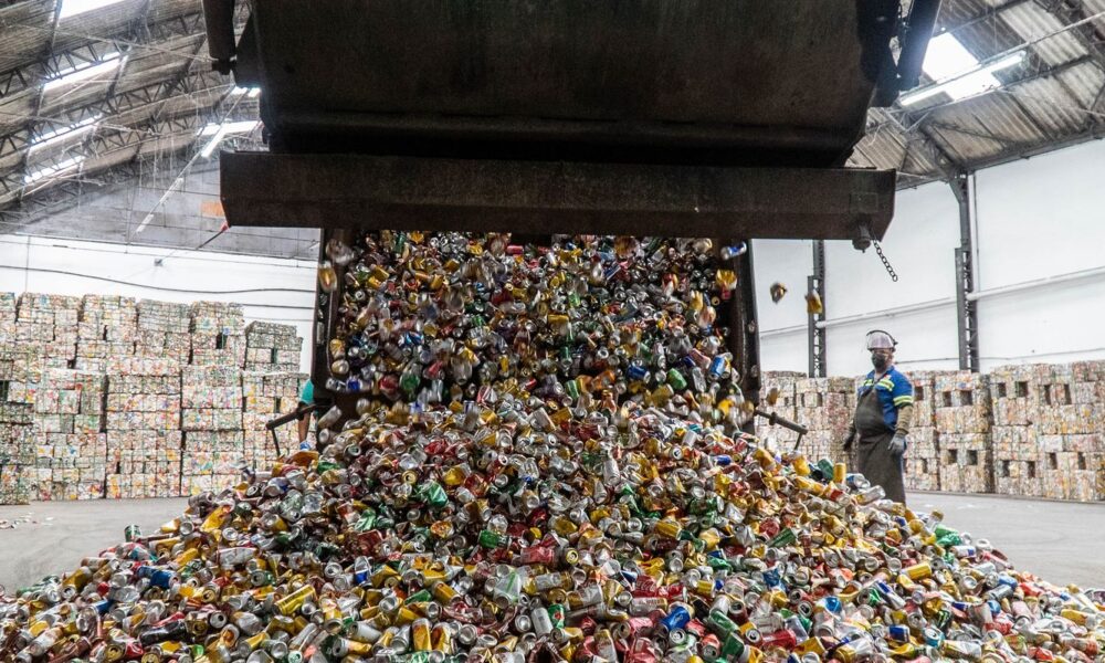 Reciclagem de Latas de Alumínio no Brasil: Um Exemplo de Sustentabilidade e Inclusão Social