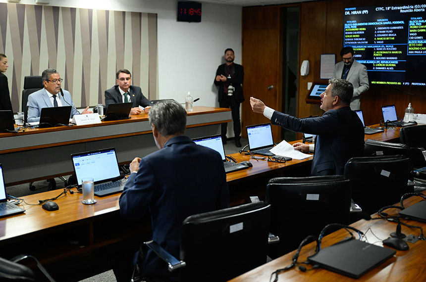 Projeto de Lei Busca Aumentar Transparência em Comunicações de Planos de Saúde