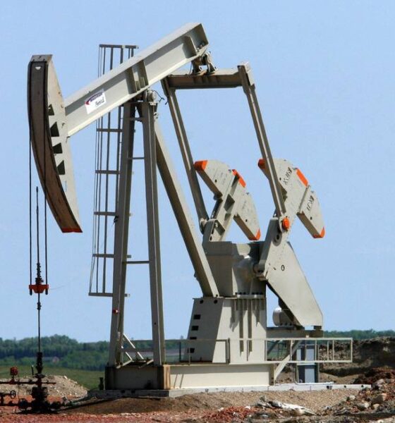 Petróleo fecha em queda com pressão da Opep+ e tensões globais