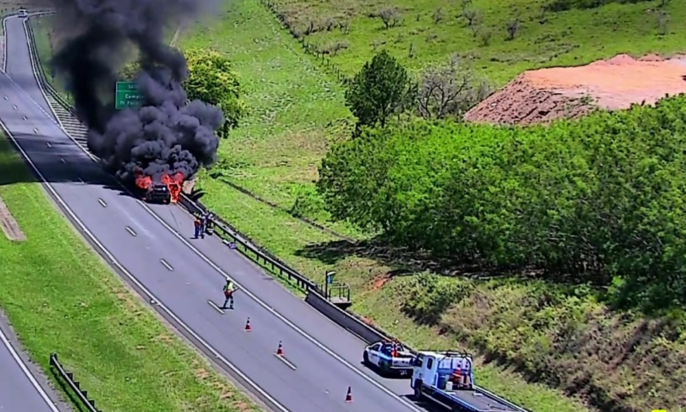 Incêndio em Carro Interdita Anel Viário Magalhães Teixeira em Campinas