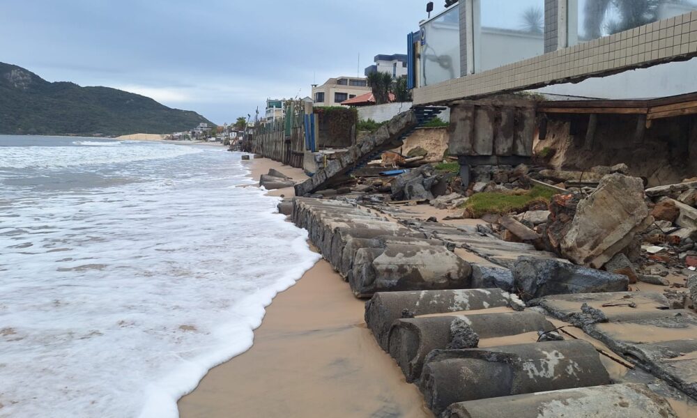 Mar Avança e Atinge Casas na Praia dos Ingleses em Florianópolis