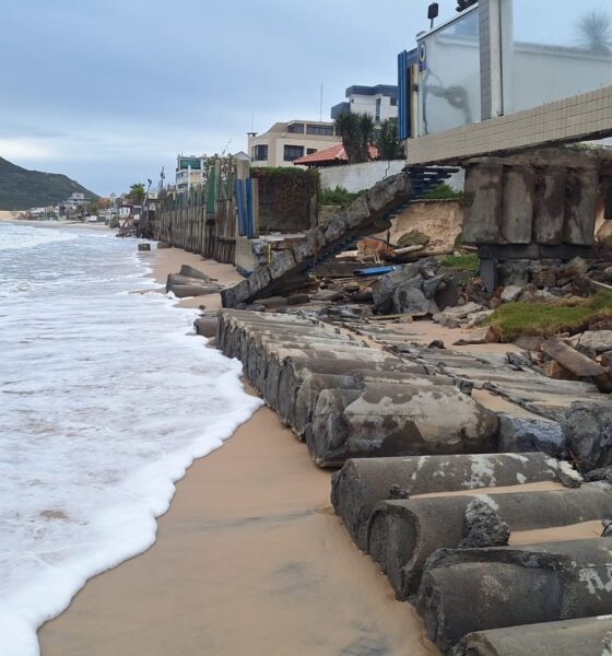 Mar Avança e Atinge Casas na Praia dos Ingleses em Florianópolis