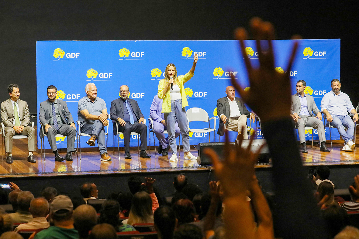 Governo do Distrito Federal Entrega 1.021 Escrituras a Famílias do Regulariza DF