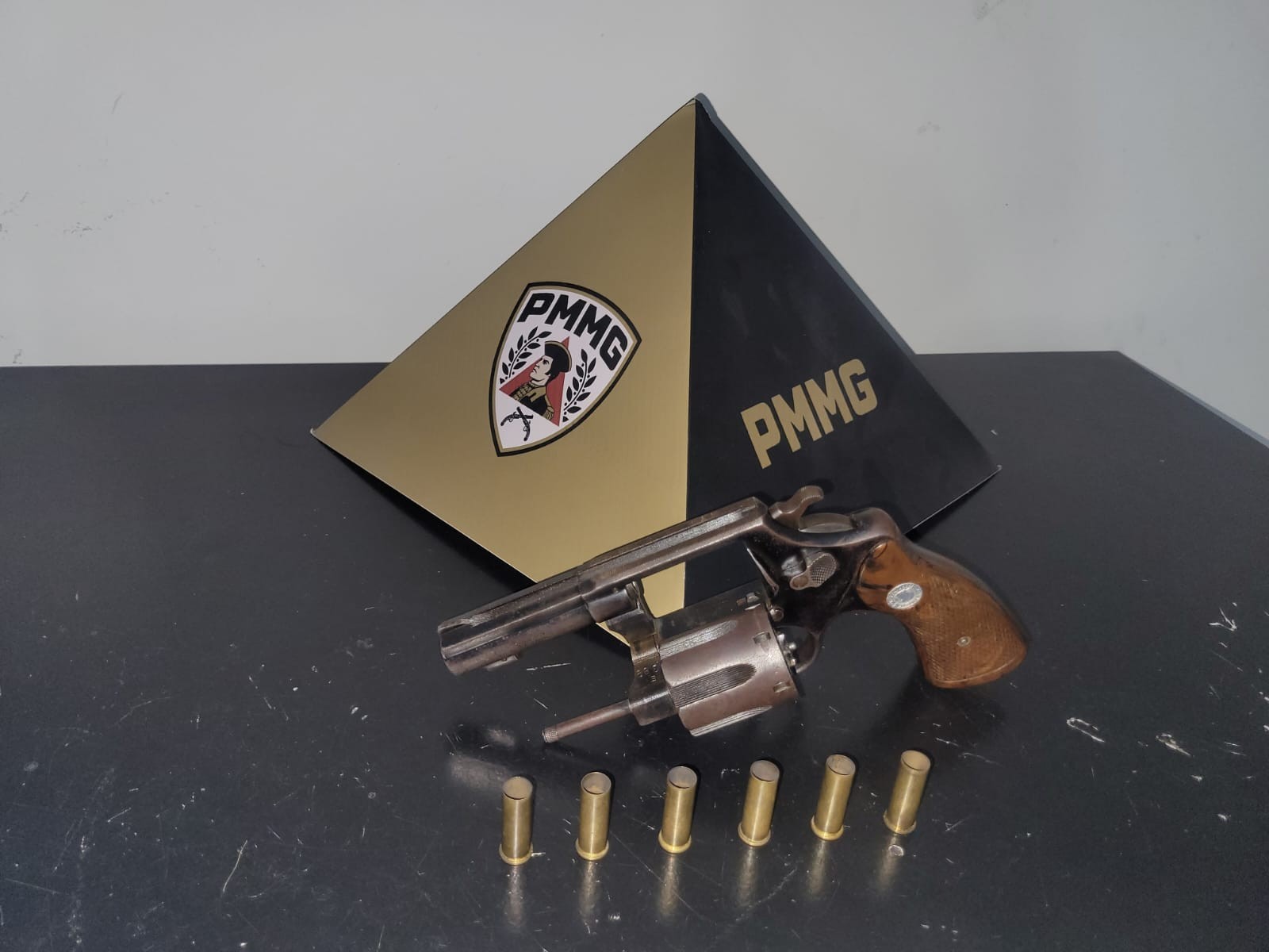 Tiroteio em Montes Claros: Um homem ferido e arma apreendida pela Polícia Militar