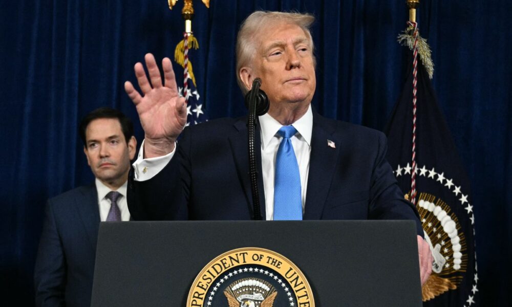 Desdobramentos da Crise na Venezuela: Trump Adota Tom Contundente em Coletiva na Flórida