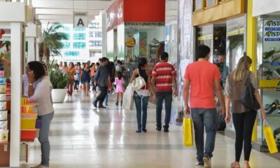 Comércio do Distrito Federal: Desempenho Natalino Diversificado e Expectativas para 2026
