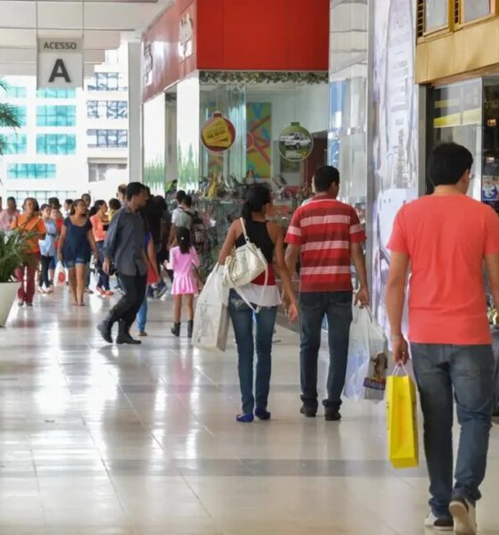 Comércio do Distrito Federal: Desempenho Natalino Diversificado e Expectativas para 2026