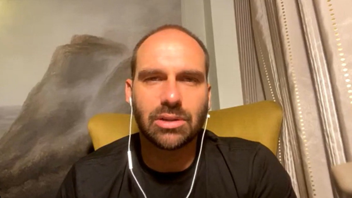 Eduardo Bolsonaro em Ponto de Tensão: Retorno à Polícia Federal e Críticas