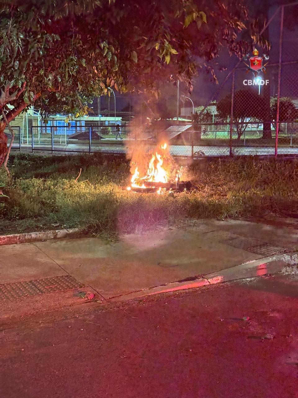 Incêndio de Motocicleta em Recanto das Emas: Corpo de Bombeiros Controla Chamas