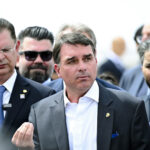 Flávio Bolsonaro critica decisão de Moraes sobre seu pai