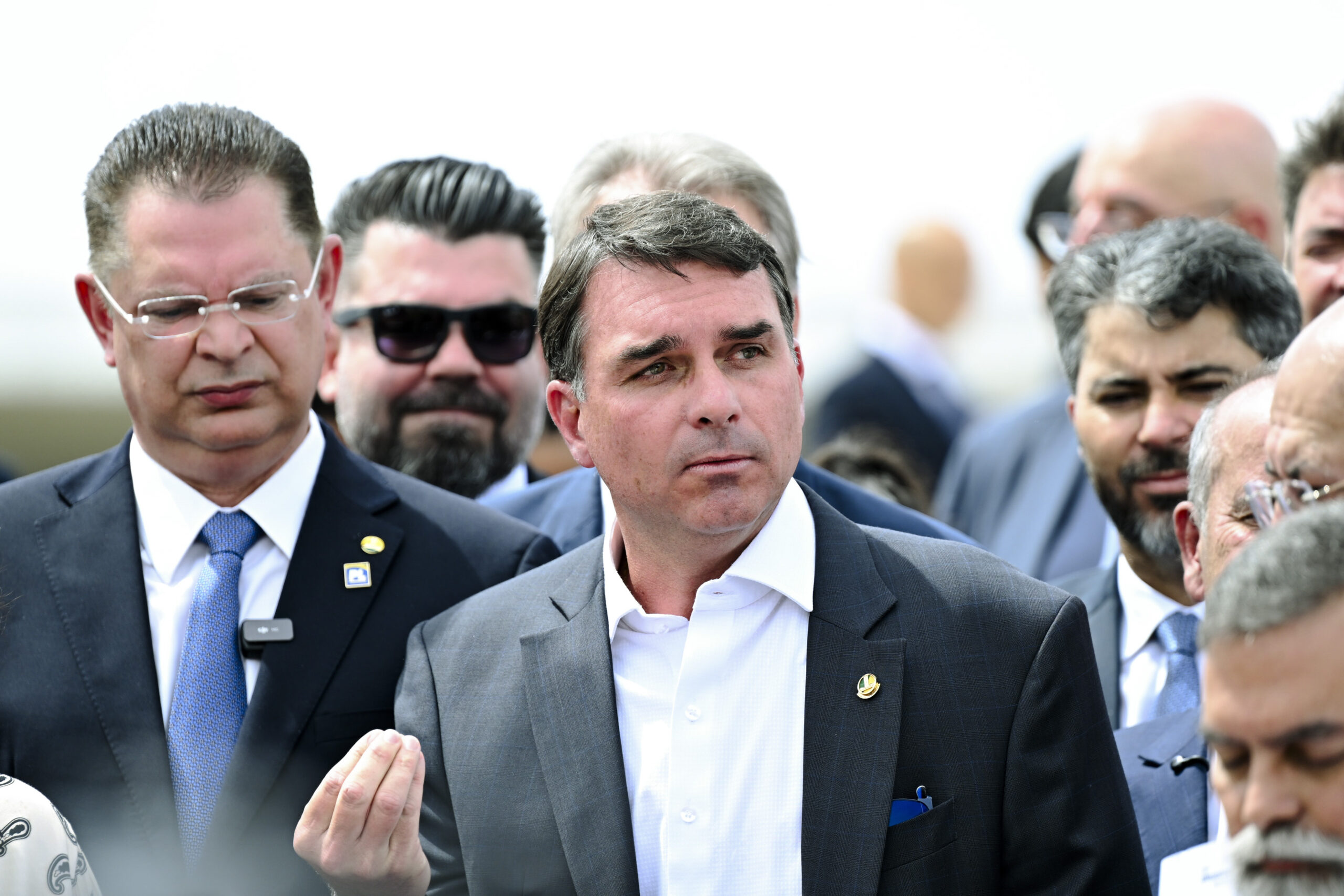 Flávio Bolsonaro Reage à Decisão do STF Sobre Seu Pai, Jair Bolsonaro